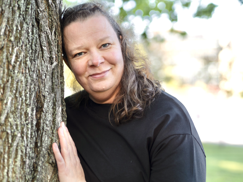 Matkalla Itsekin Saara nojaa puuhun